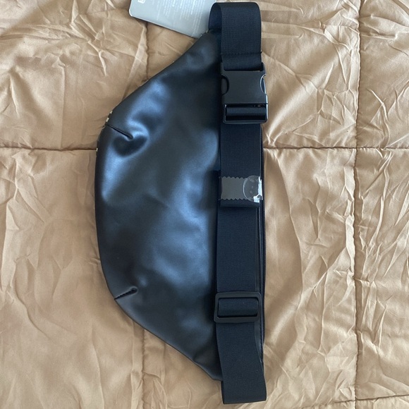 Disney Gray Leopard Print Fanny Pack - NEW - Picture 3 of 3